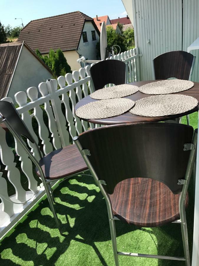 Rozsavoelgy Apartman Balatonlelle Exterior foto